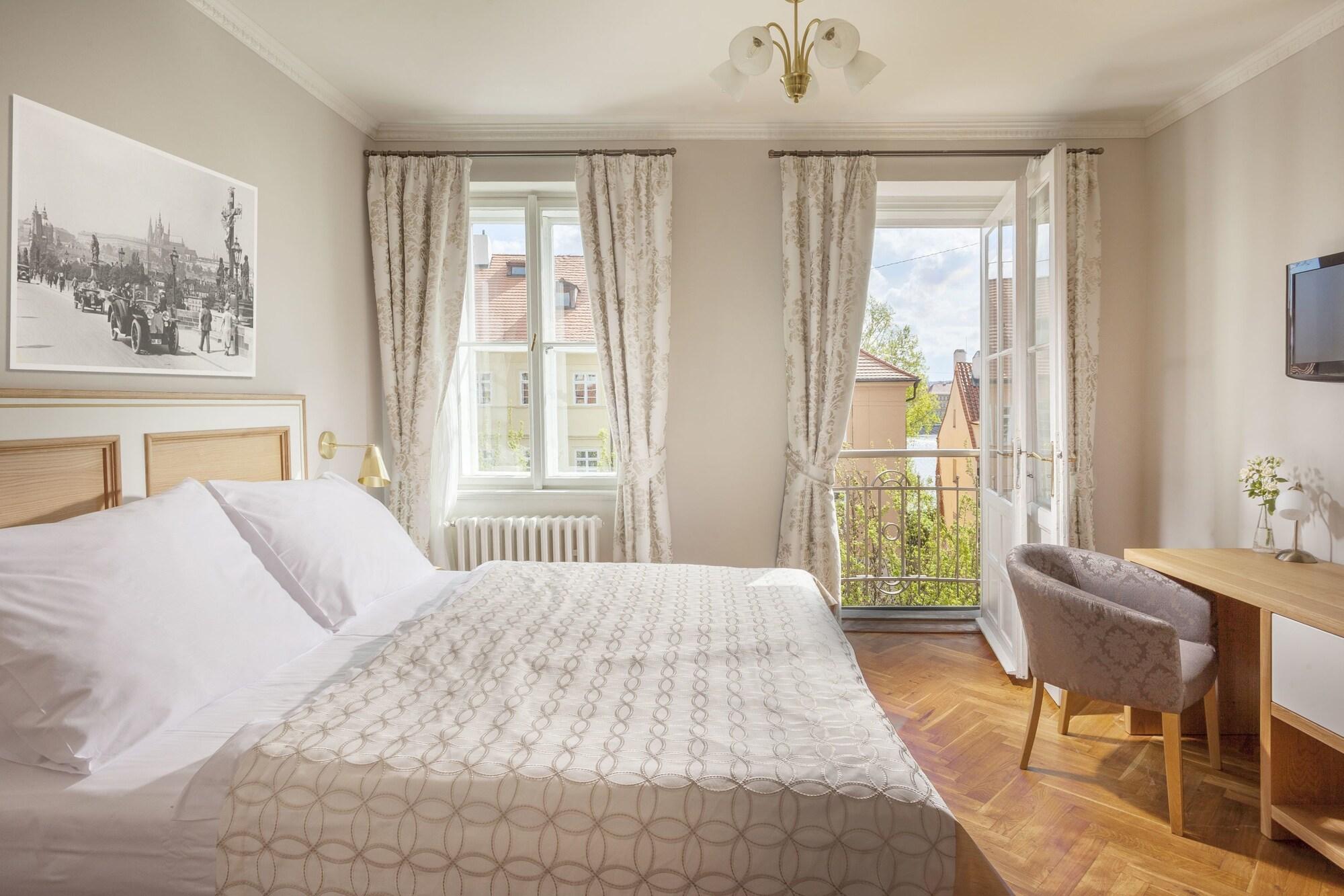 Hotel At The Golden Scissors Prague Extérieur photo