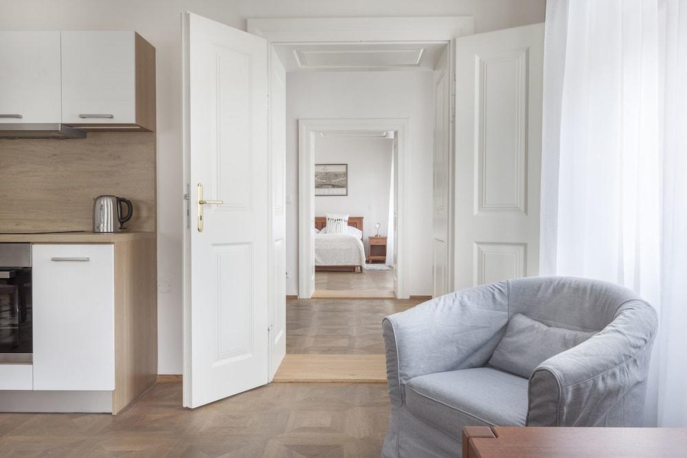 Hotel At The Golden Scissors Prague Extérieur photo