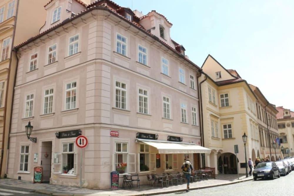 Hotel At The Golden Scissors Prague Extérieur photo