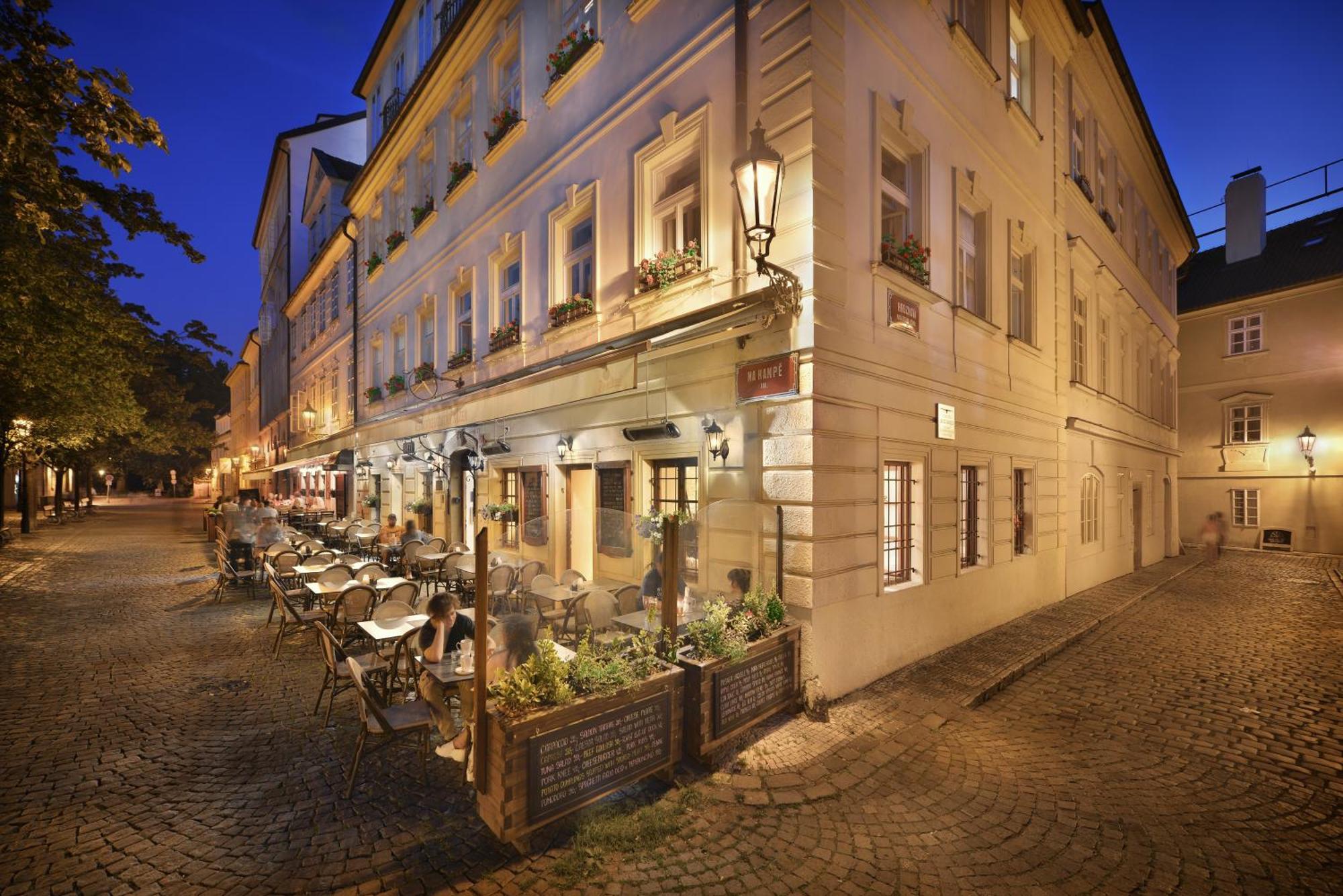 Hotel At The Golden Scissors Prague Extérieur photo