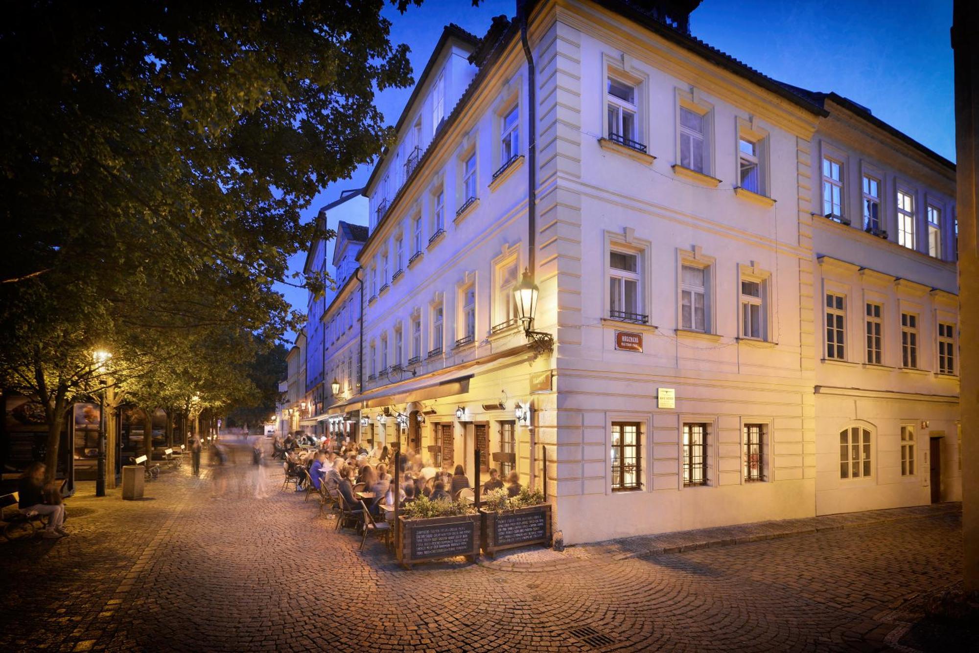 Hotel At The Golden Scissors Prague Extérieur photo
