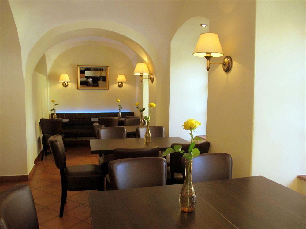Hotel At The Golden Scissors Prague Extérieur photo