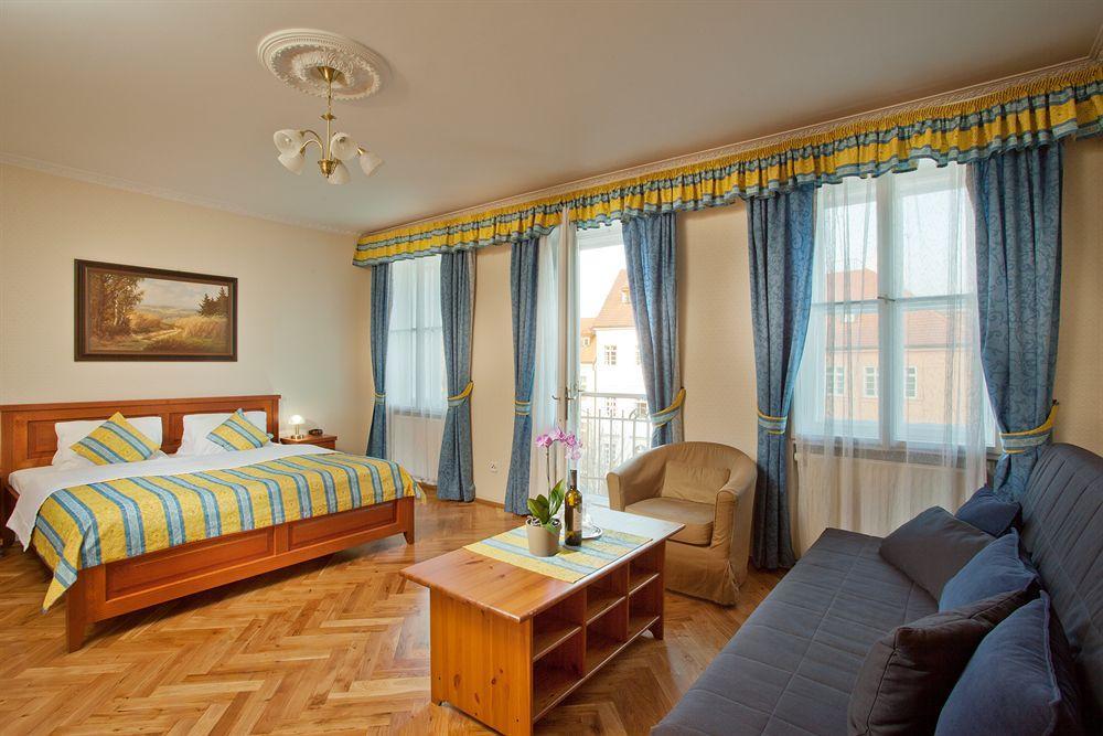 Hotel At The Golden Scissors Prague Extérieur photo