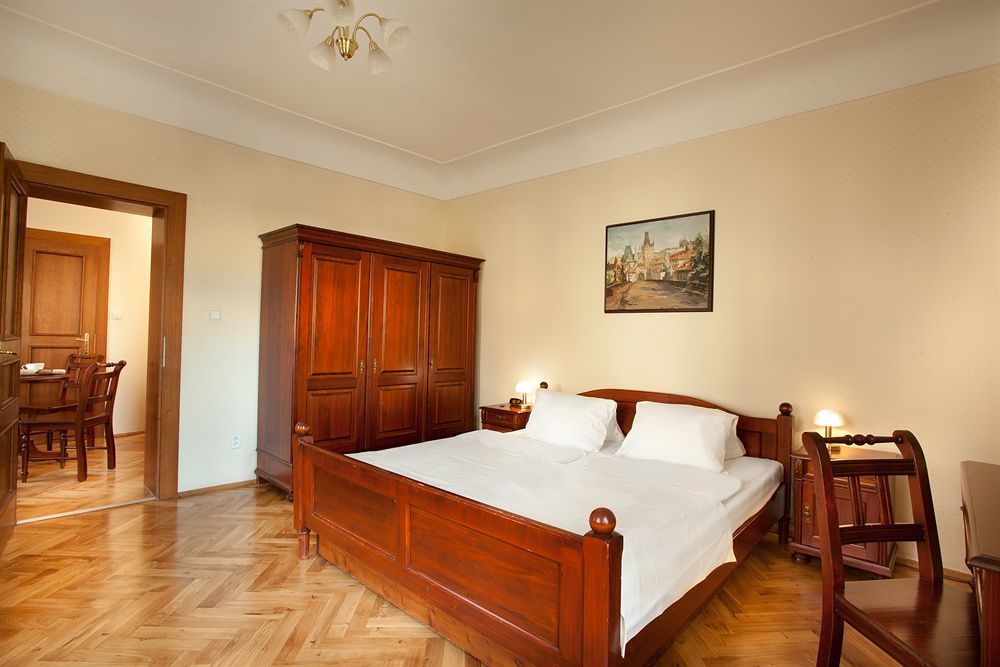 Hotel At The Golden Scissors Prague Extérieur photo
