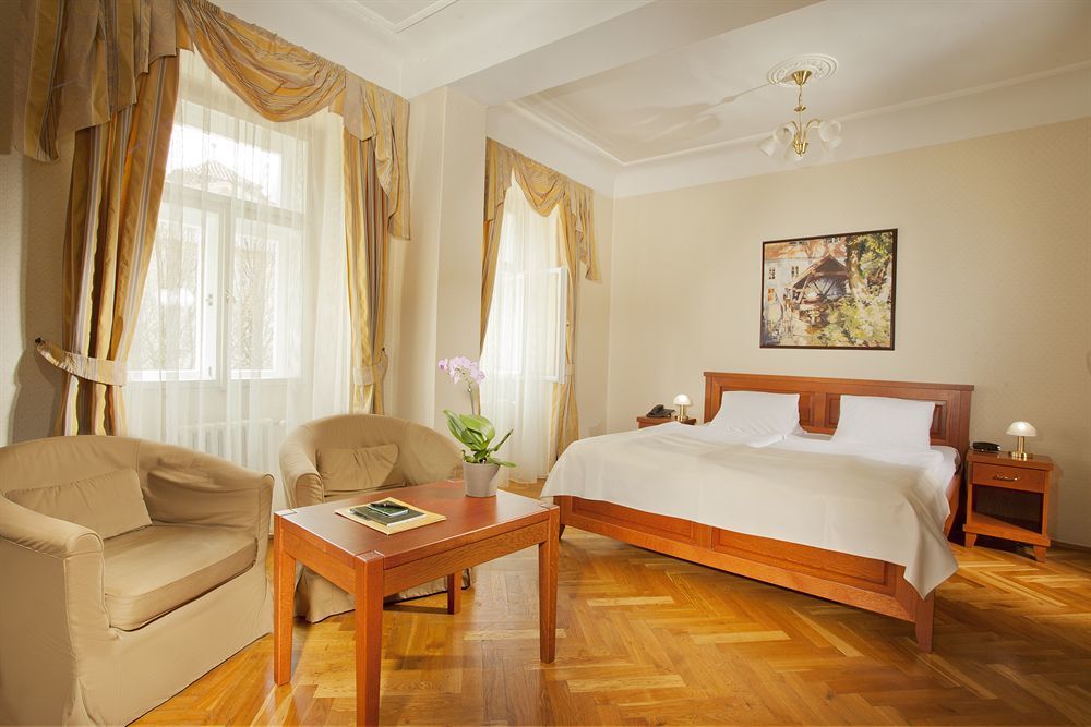 Hotel At The Golden Scissors Prague Extérieur photo