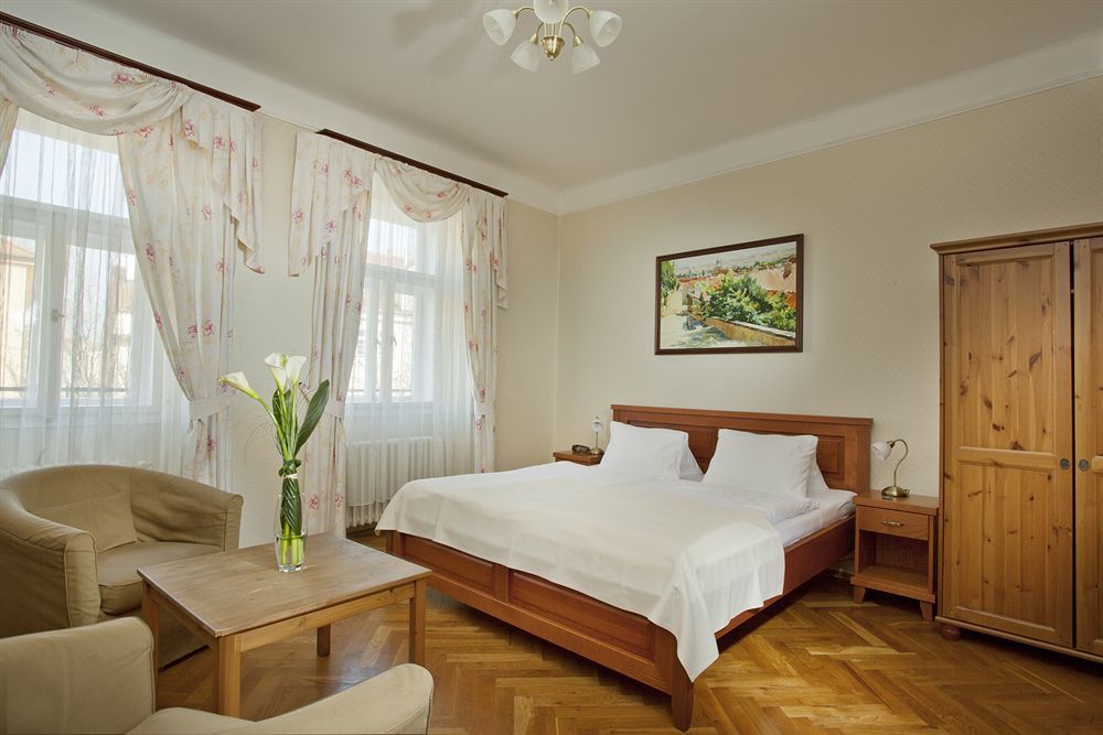 Hotel At The Golden Scissors Prague Extérieur photo
