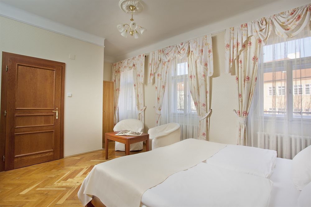 Hotel At The Golden Scissors Prague Extérieur photo