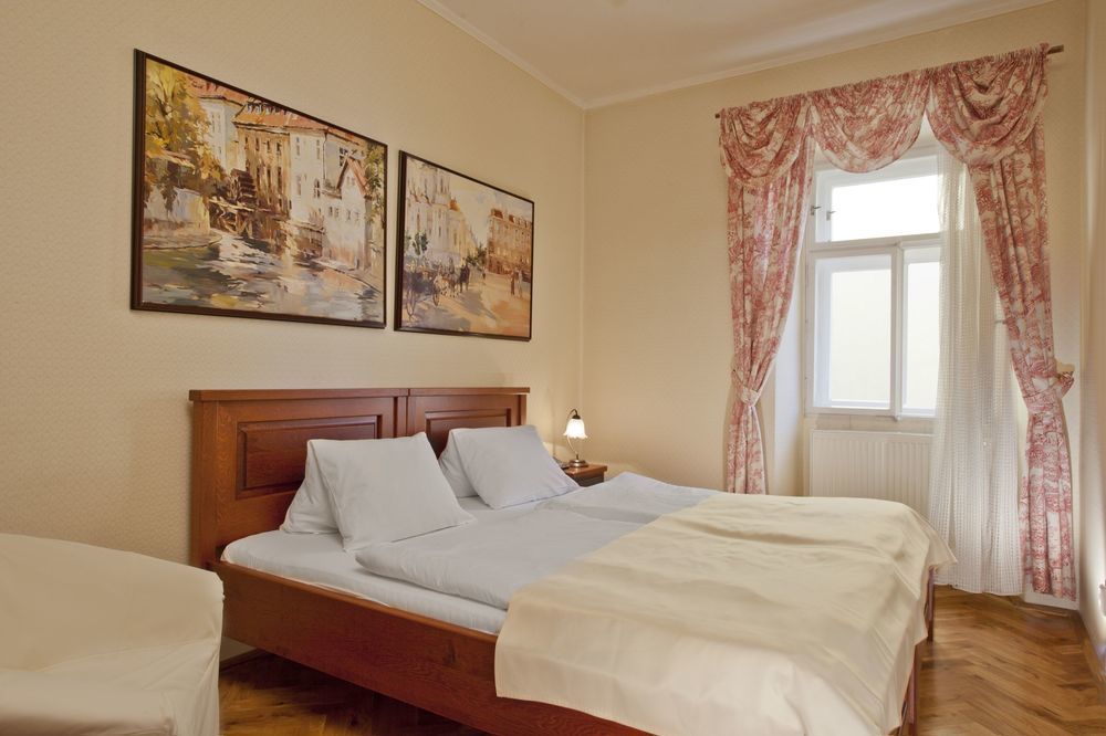 Hotel At The Golden Scissors Prague Extérieur photo