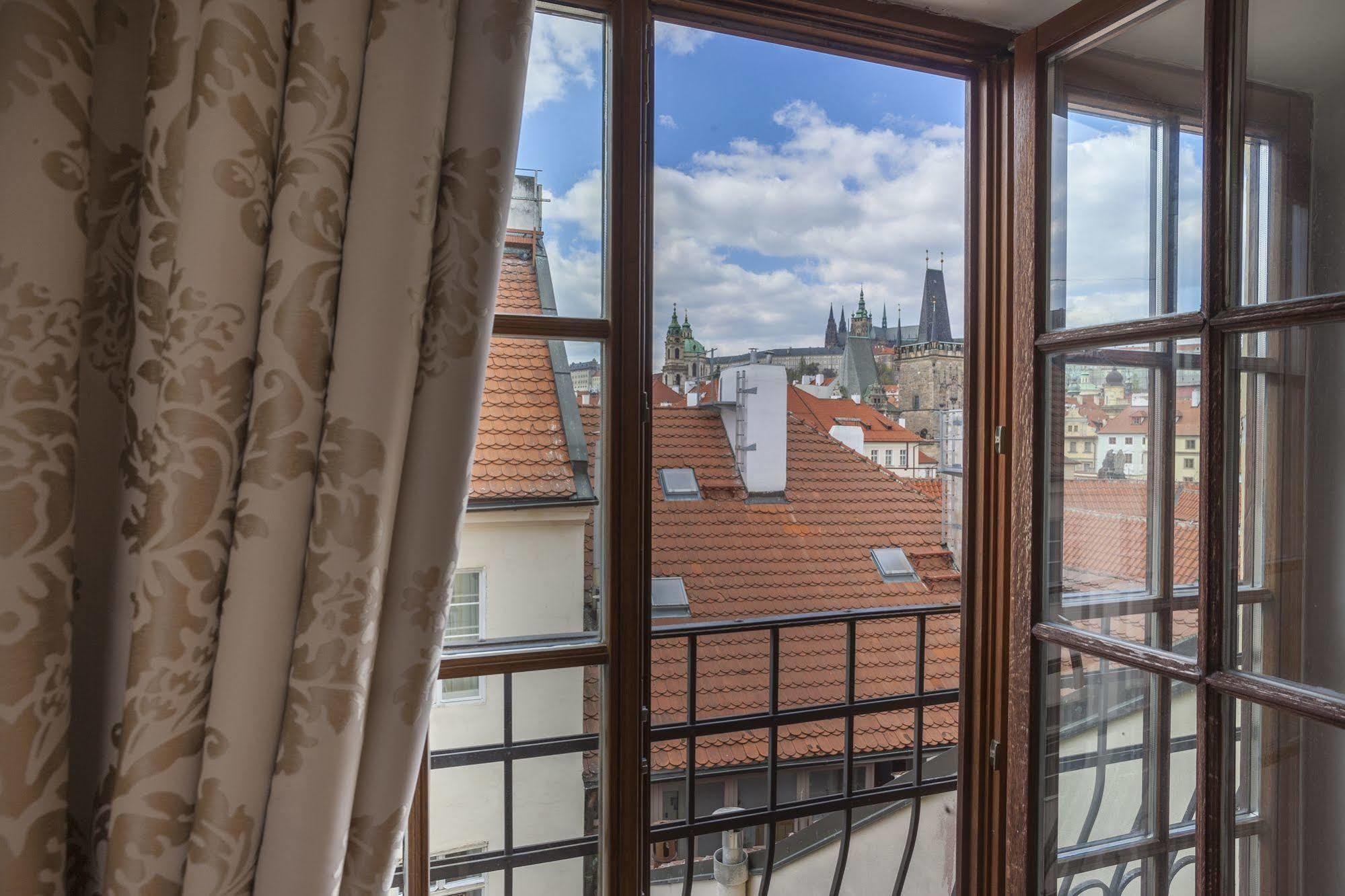 Hotel At The Golden Scissors Prague Extérieur photo