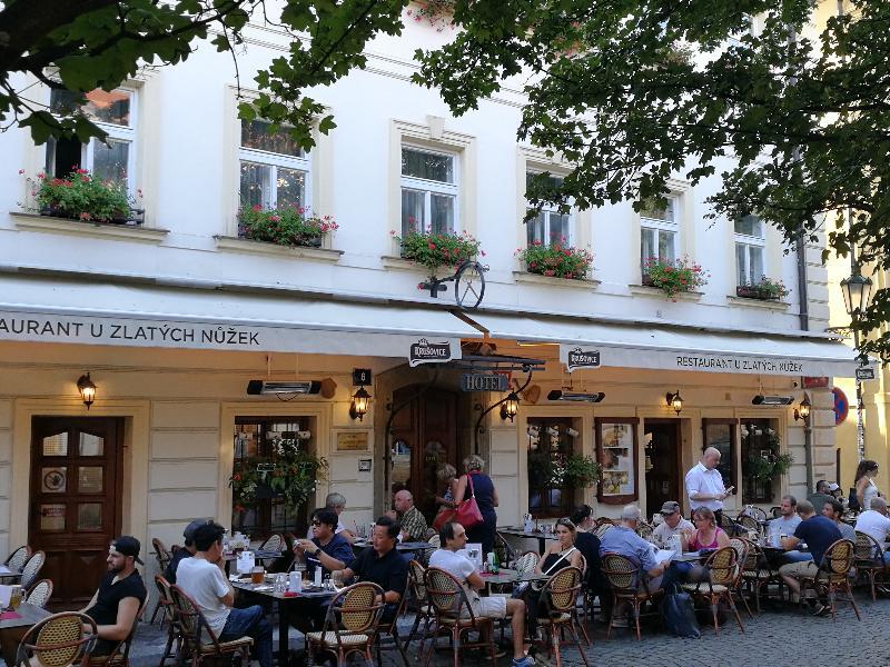 Hotel At The Golden Scissors Prague Extérieur photo