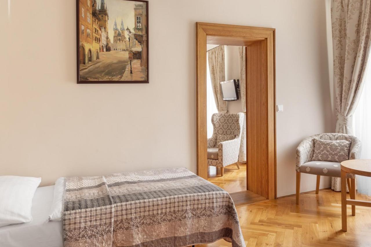 Hotel At The Golden Scissors Prague Extérieur photo