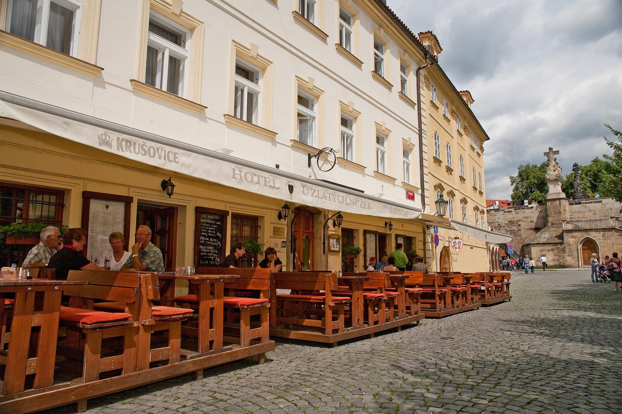 Hotel At The Golden Scissors Prague Extérieur photo
